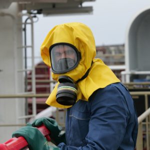 Atemschutzhaube C 607/H (Klasse 2), Vollmaske verbunden mit neongelber Schutzhaube aus Neoprene, kratzfeste, beschlagfreie, spiegel- und verzerrungsfreie Polycarbonat Sichtscheibe mit sehr großem Blickfeld