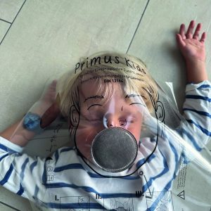 EKASTU Einmal-Notfallbeatmungshilfe Primus Kids, Einmal-Notfallbeatmungshilfe speziell für die Beatmung von Kindern zwischen 3 und 12 Jahren, innovative Produktbeschaffenheit; optimal für noch im Wachstum befindliche Kinderköpfe, Medizinprodukt gemäß DIN 13154, ideal für die prophylaktische Lagerung z.B. in KFZ-Erste-Hilfekästen, sowie beispielsweise für Kindergärten, Schulen und Vereine, besteht aus einem transparenten und robusten Folienkörper sowie aus einem hydrophoben Filterteil, hoher Schutzfaktor, dank FFP3 Filtermaterial, welches die Anforderungen nach EN 149:2001+A1:2009 erfüllt